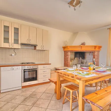 Holiday home Komfortables Haus In Mit Grill Und Garten Valtura