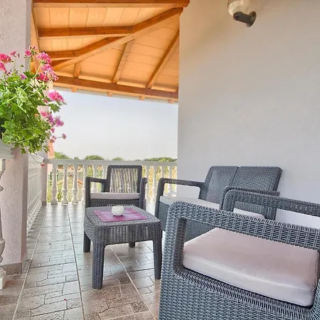 Komfortables Haus In Mit Grill Und Garten Holiday home