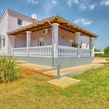 Komfortables Haus In Mit Grill Und Garten Valtura